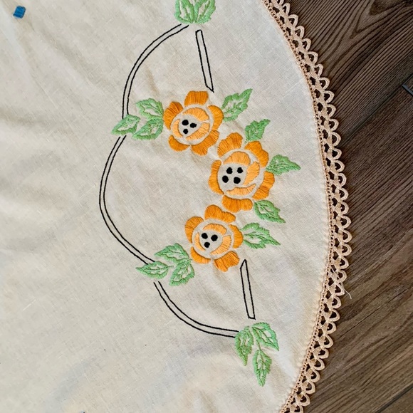 Vintage Handmade Embroidered Round Doily Crocheted Table Cloth 33” - Picture 2 of 9